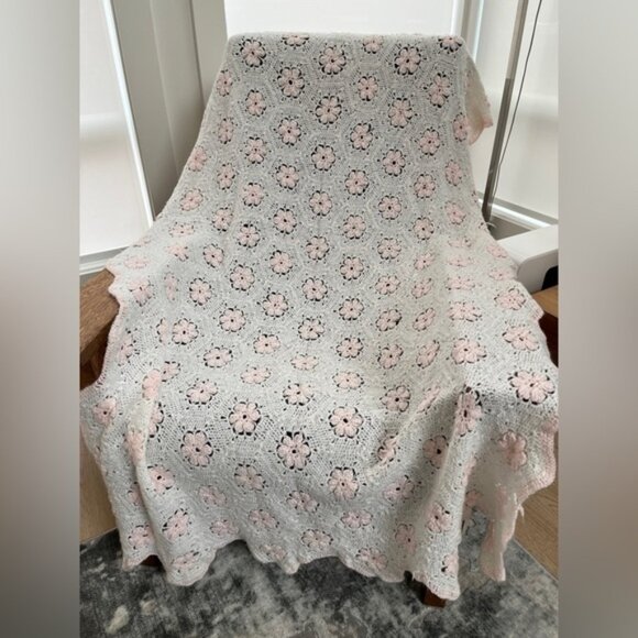HAND MADE CROCHETED Cozy Blanket White Scalloped Edge Pink Flowers Cottagecore - Picture 8 of 13